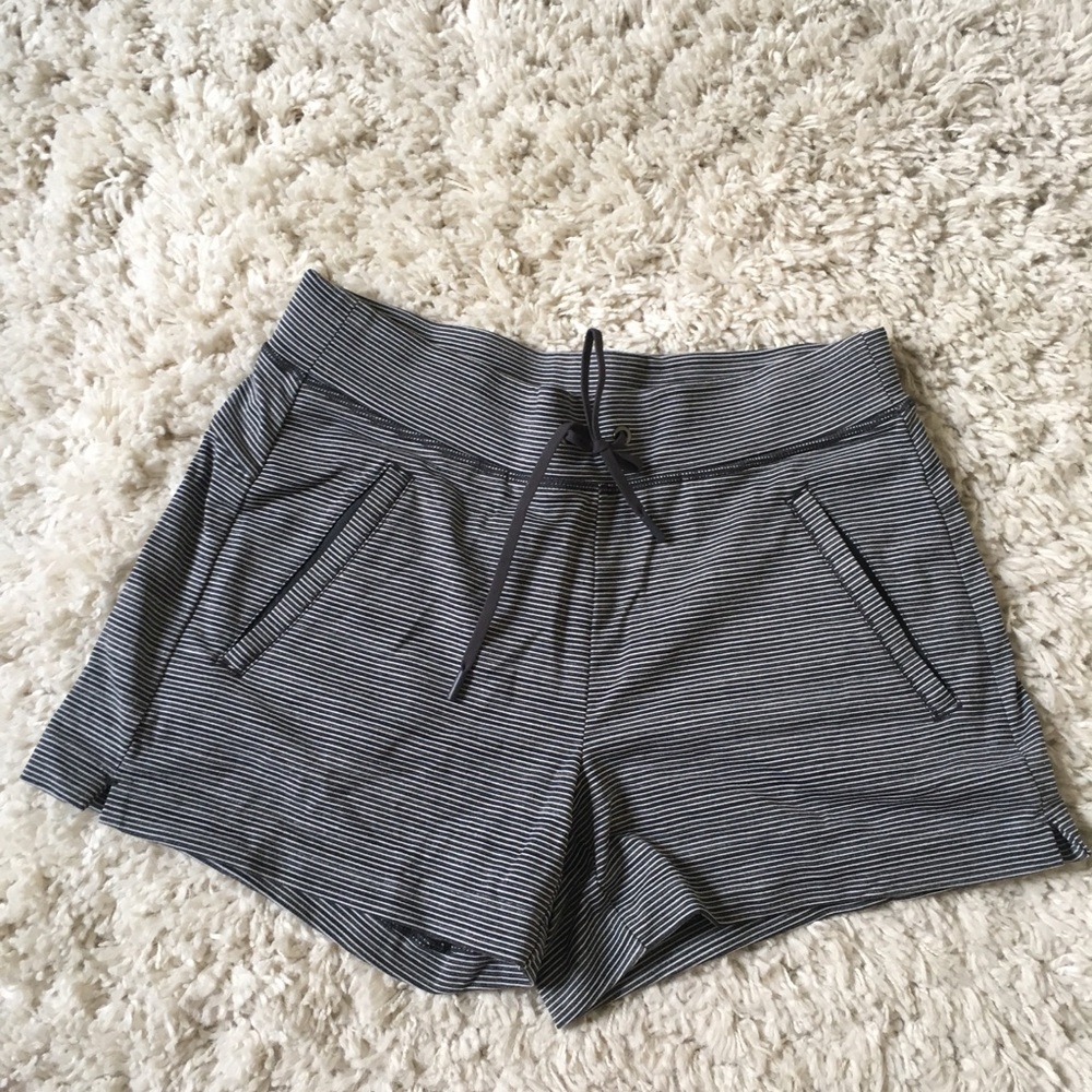 Athleta stretch shorts with mesh zip pockets, xs